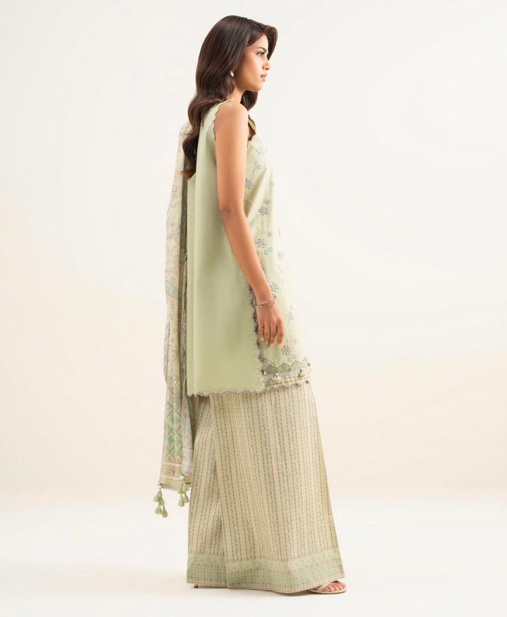 3 Piece- Sapphire Andaaz Embroidered Zari Lawn Suit